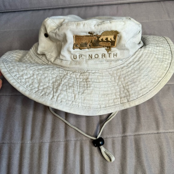Vintage ‘Up North’ Wildlife Bucket Hat Strap Cream Moose Bear Fish Embroidered - Picture 3 of 4